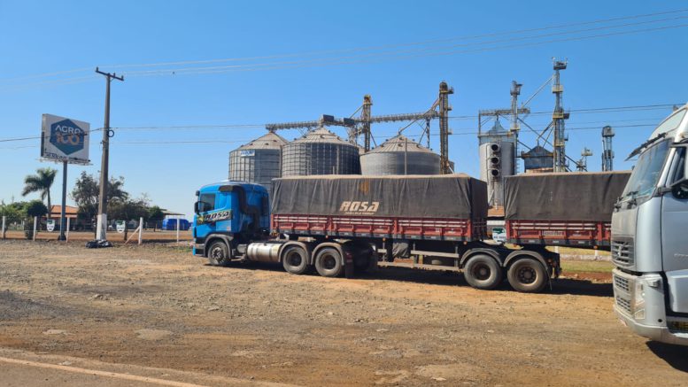 Silo no Paraná com caminhões